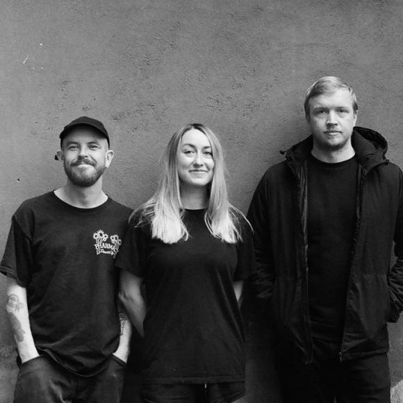 Obraz artykułu Shit Present. Emo pop-rock punk na służbie zdrowia psychicznego