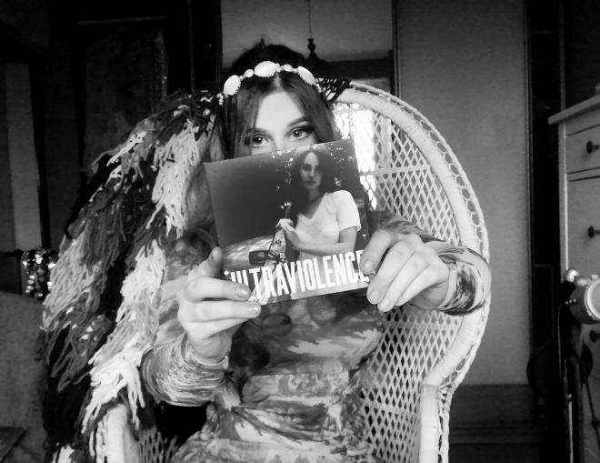 Zdjęcie Audree trzymajacej album Lana Del Rey - "Ultraviolence".
