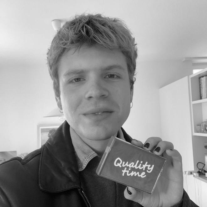 Mężczyzna tzryma płytę MoreEats - "Quality Time".