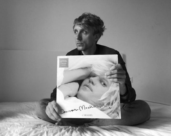 Mężczyzna trzyma płytę Connan Mockasin - "Caramel".