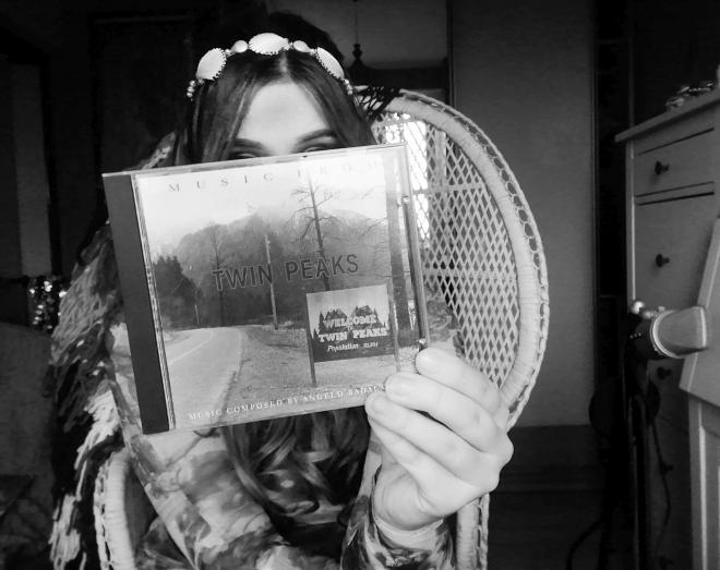 Zdjęcie Audree trzymajacej album Twin Peaks Soundtrack. 