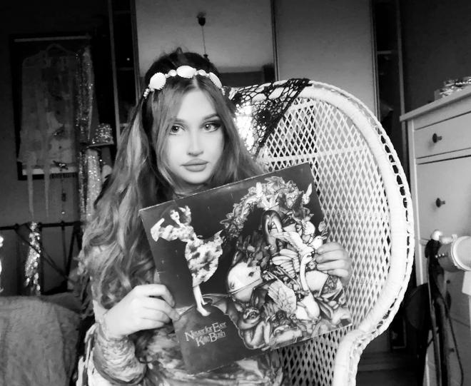 Zdjęcie Audree trzymajacej album Kate Bush - "Never for Ever".
