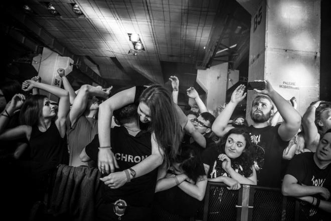 Zdjęcie z koncertu w B90. Gojira. Ludzie na koncercie.