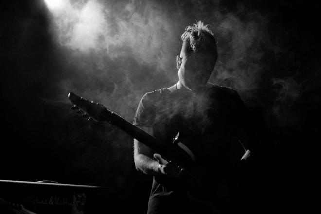 Zdjęcie z koncertu w B90. Mastodon. Gitarzysta.