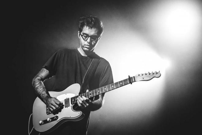 Son Lux z gitarą.