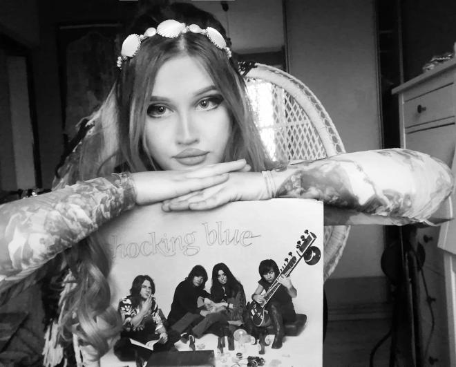 Zdjęcie Audree trzymajacej album Shocking Blue - "At Home".