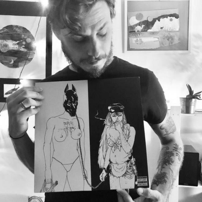 Mężczyzna trzyma płytę Death Grips - "The Money Store".