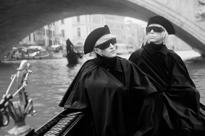 Drab Majesty. Zdjęcie zespołu. Artyści płynący gondolą.