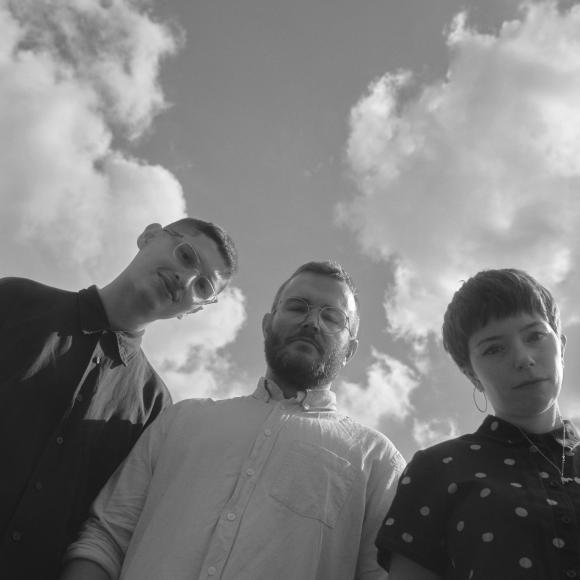 Obraz artykułu Me Rex: Jesteśmy postrzegani jako zespół pop-punkowy albo emo, ale sam tego nie słyszę