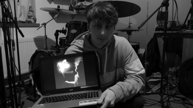 Płyta Birds In Row - "Personal War" wyświetlana w laptopie.