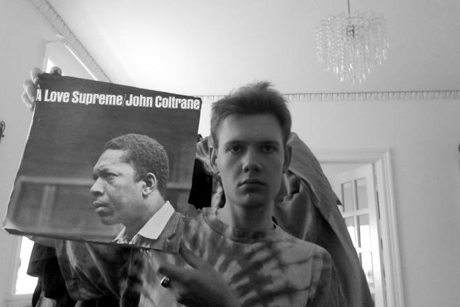 Mężczyzna trzyma płytę Johna Coltrane - "A Love Supreme".