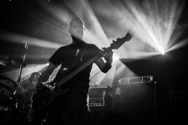 Zdjęcie z koncertu w B90. Gojira. Gitarzysta.