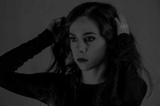 Natalia Gadzina-Grochowska trzyma ręce na włosach.