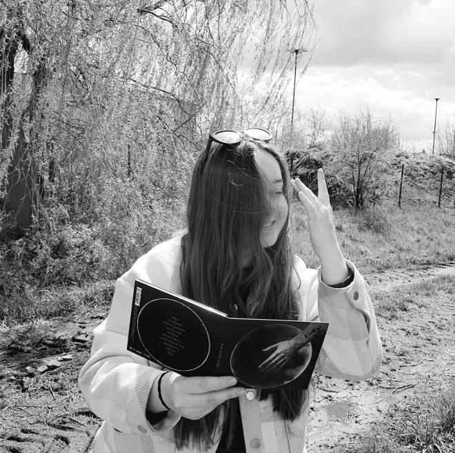 Olga Stolarek trzyma płytę Bass Astral x Igo - "Orell".