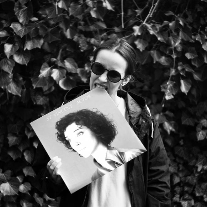 Seeme. Seeme trzyma płytę St. Vincent - "Actor".