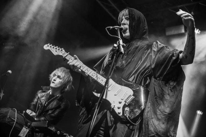 Zdjęcie z koncertu B90. Kind Dude. Gitarzysta i wokalista.