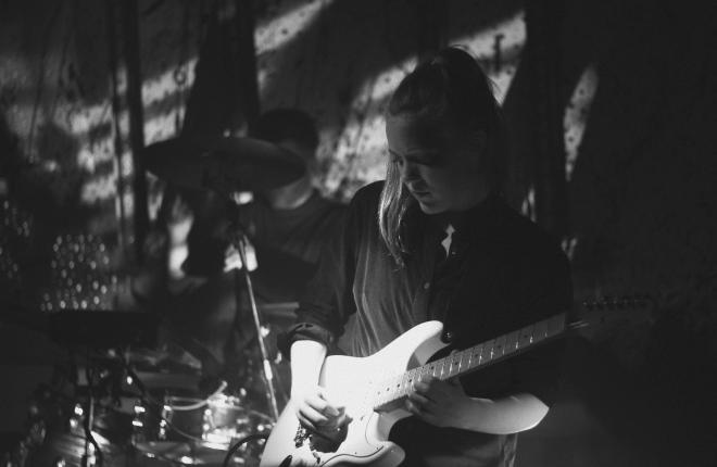 Vök. Gitarzysta.