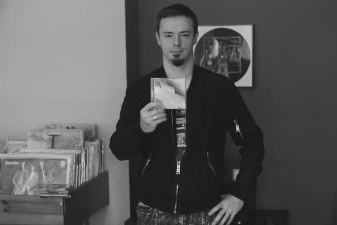 Bogusz Michalczewski "80Tribe" trzyma płytę "The Knife".