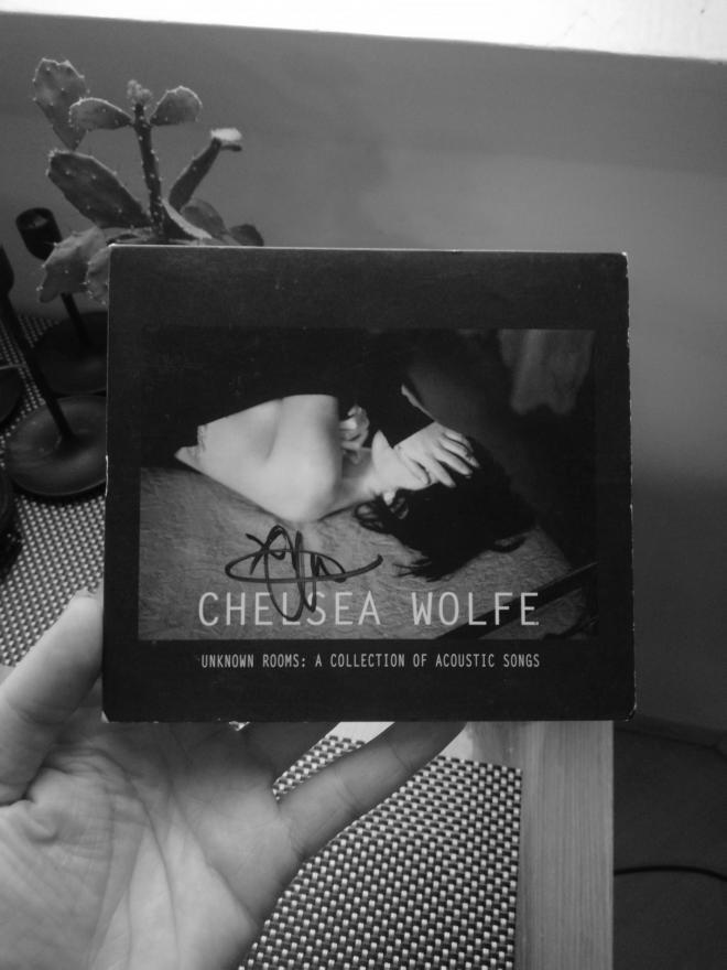 Płyta Chelsea Wolfe trzymana w dłoni.