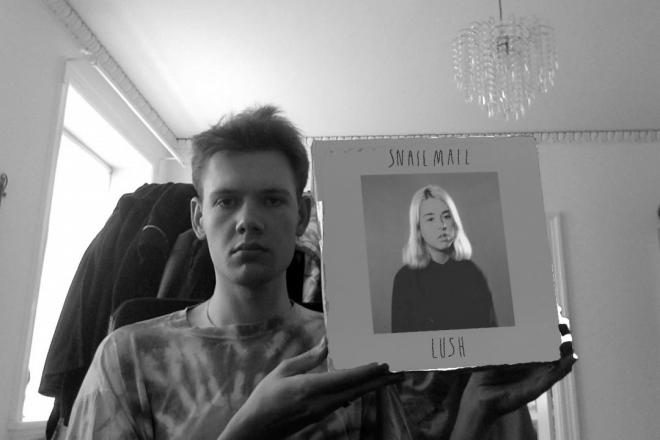 Mężczyzna trzyma płytę Snail Mail - "Lush".