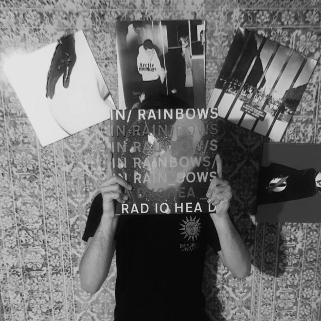 Mężczyzna trzyma płytę Radiohead - "In Rainbows".