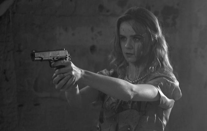 Kadr filmu "Here Comes Hell". Koieta z bronią w dłoni.