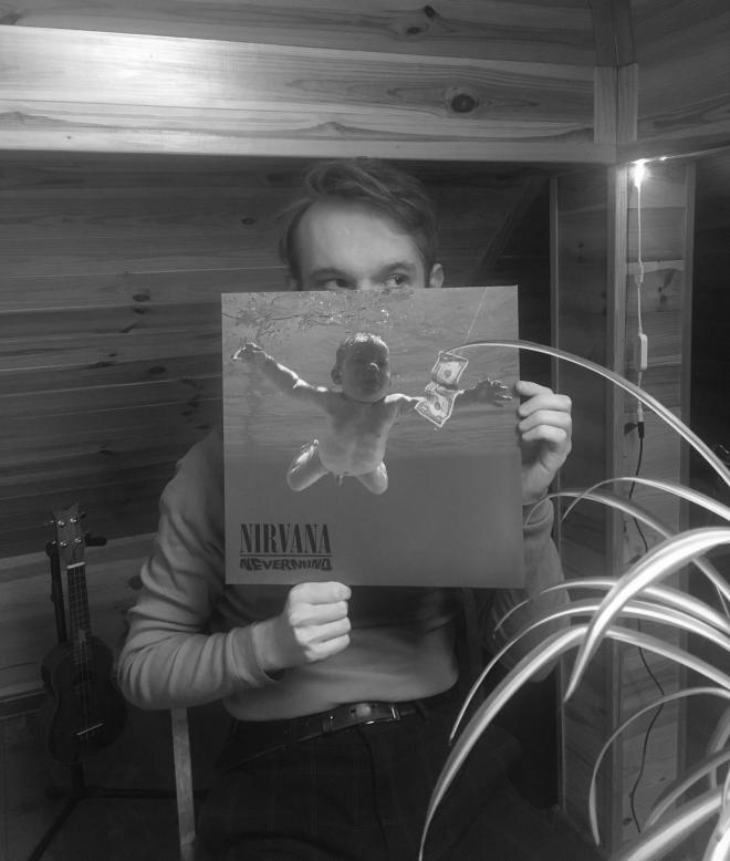 Przezwyczajność. Patryk trzyma płytę Nirvana - "Nevermind".