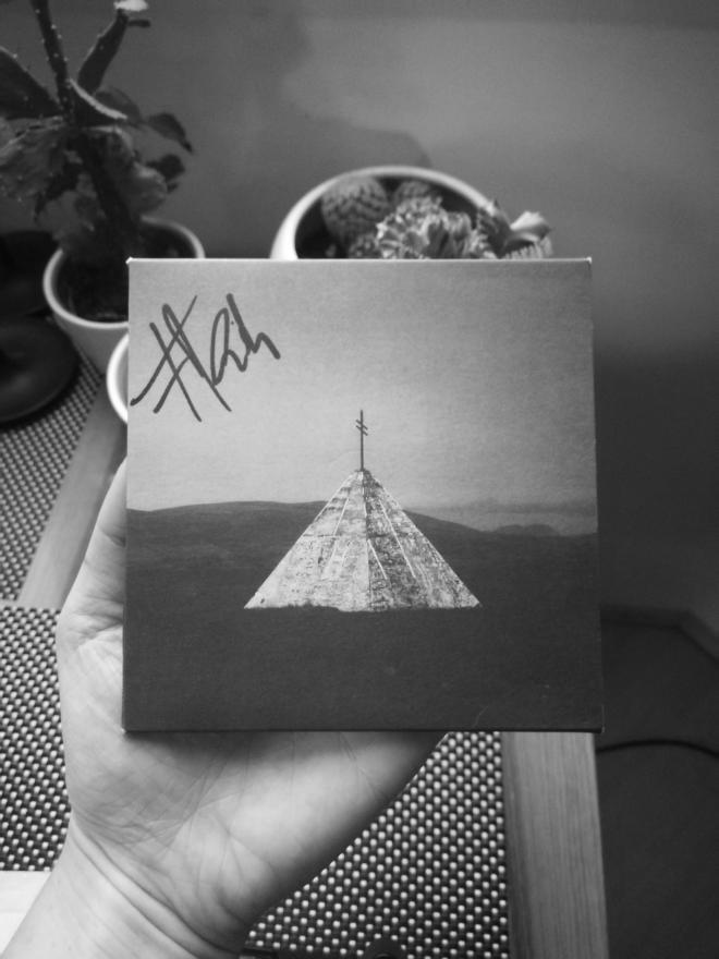 Płyta Timber Timbre - "Creep on Creepin' On" trzymana w dłoni.