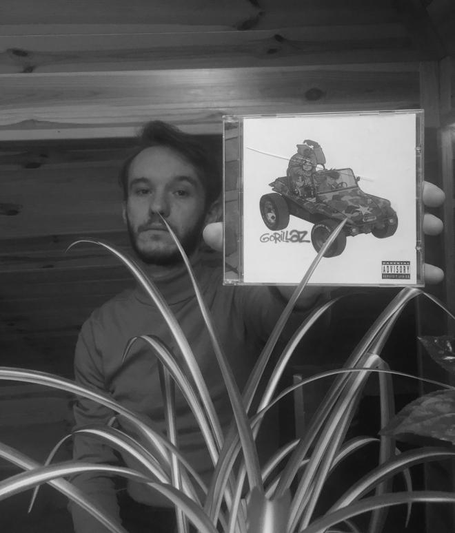 Przezwyczajność. Patryk trzyma płytę Gorillaz - "Gorillaz".