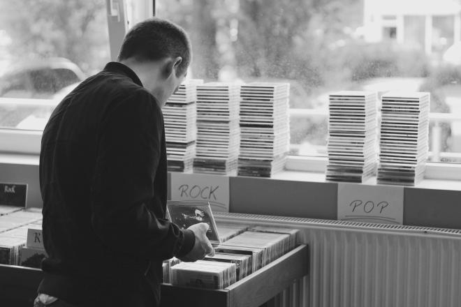 Bogusz Michalczewski "80Tribe" stoi tyłem i przegląda płyty.