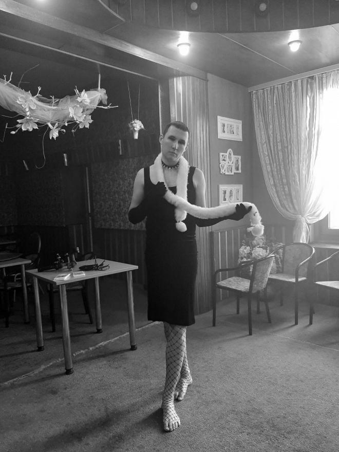 Członek zespołu "Gimnastyka artystyczna" w sukience.