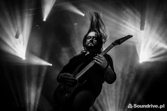 Zdjęcie z koncertu w B90. Onslaught, gitarzysta na scenie.