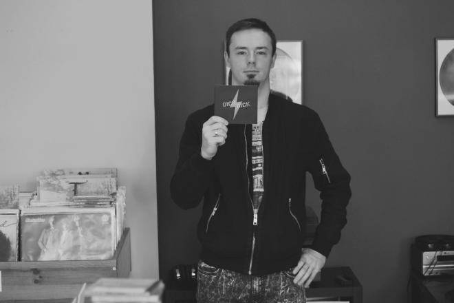 Bogusz Michalczewski "80Tribe" trzyma płytę DickDick i patrzy w obiektyw.