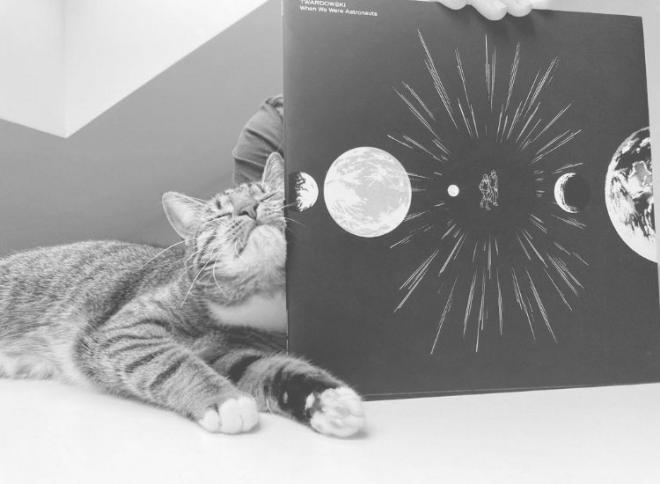 Kot przytula płytę Twardowski - "When We Were Astronauts".