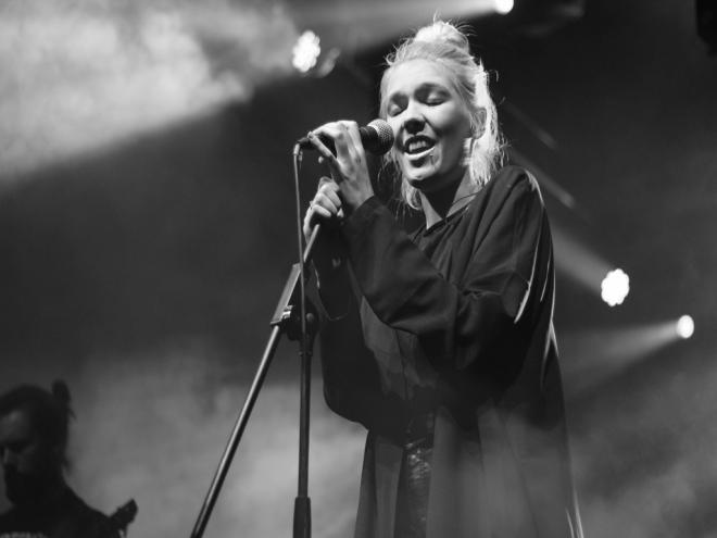 Zdjęcie z koncertu w B90, The Neighbourhood, Daria Zawiałow przy mikrofonie.