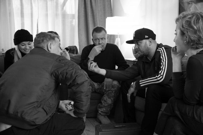 Kadr filmu "Proceder". Kobiety i mężczyźni rozmawiają.