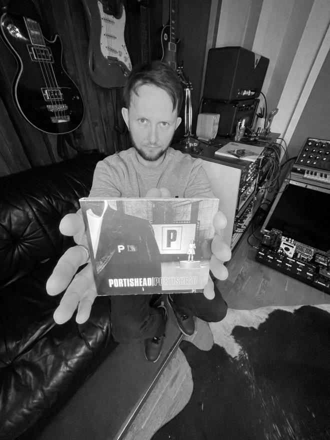 Mężczyzna trzyma płytę Portishead - "Dummy".