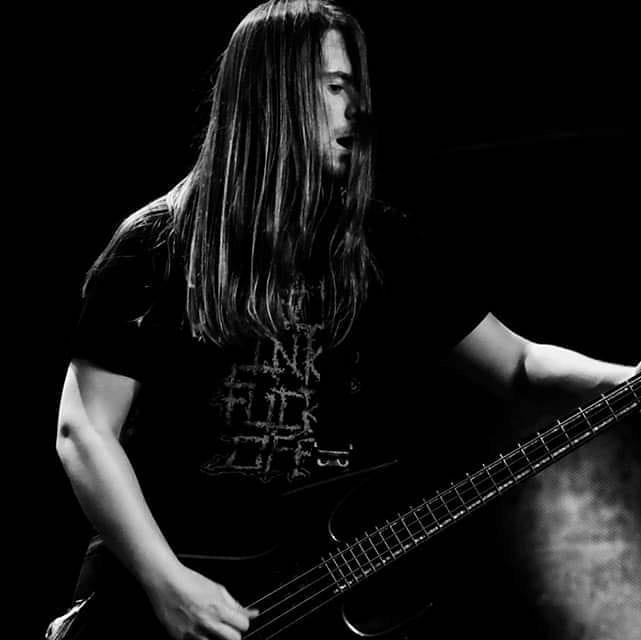 Wojciech Michalak z gitarą.