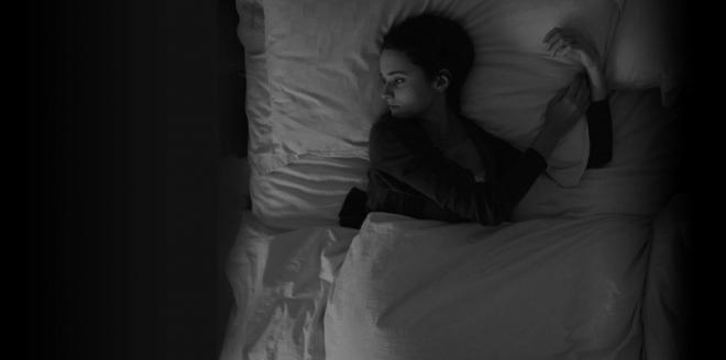 Kadr filmu "Fest Makabra: Poroniony". Kobieta leży na łóżku.