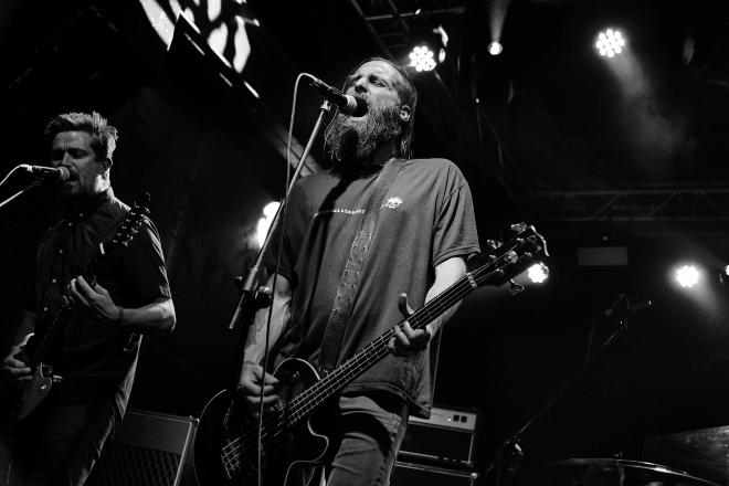 Zdjęcie z koncertu w B90. Mastodon. Gitarzysta i wokalista.